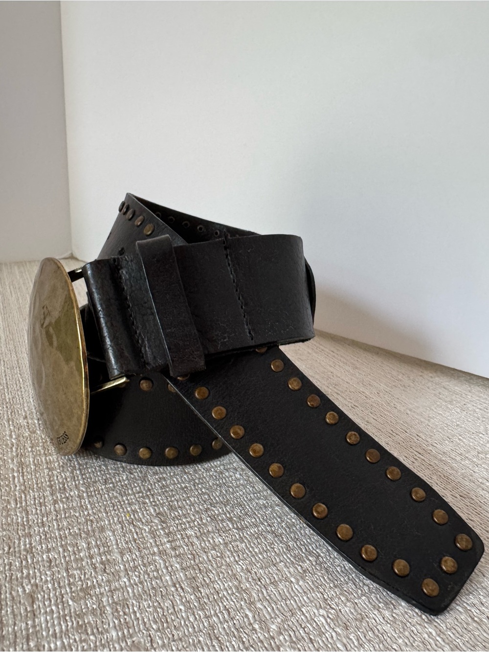 Y2K GUESS Leather Studded Belt Womens L Hammered Brass Disc Buckle Boho Western - Picture 11 of 15